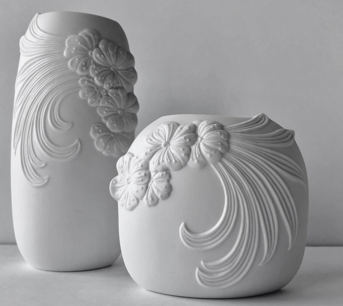 WHITE MATTE PORCELAIN VASE KAISER GERMANY