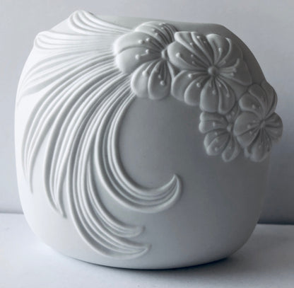 WHITE MATTE PORCELAIN VASE KAISER GERMANY