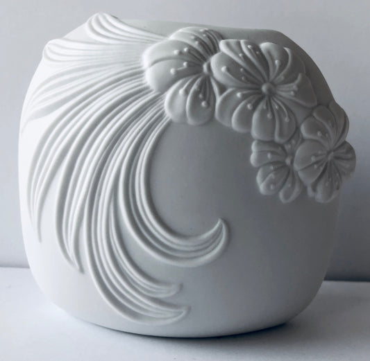 WHITE MATTE PORCELAIN VASE KAISER GERMANY